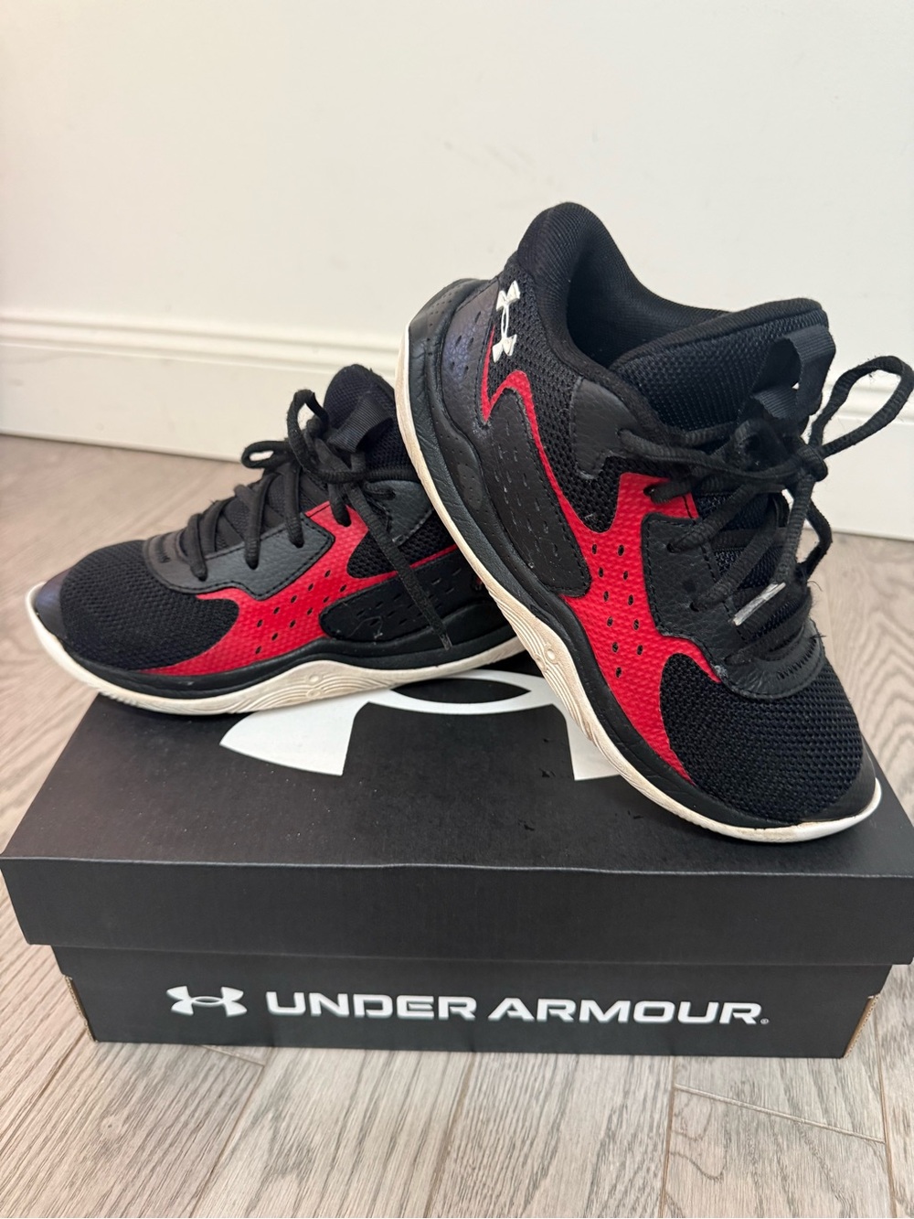 Under Armour GS Jet ‘23 Black and Red big kids size 3Y